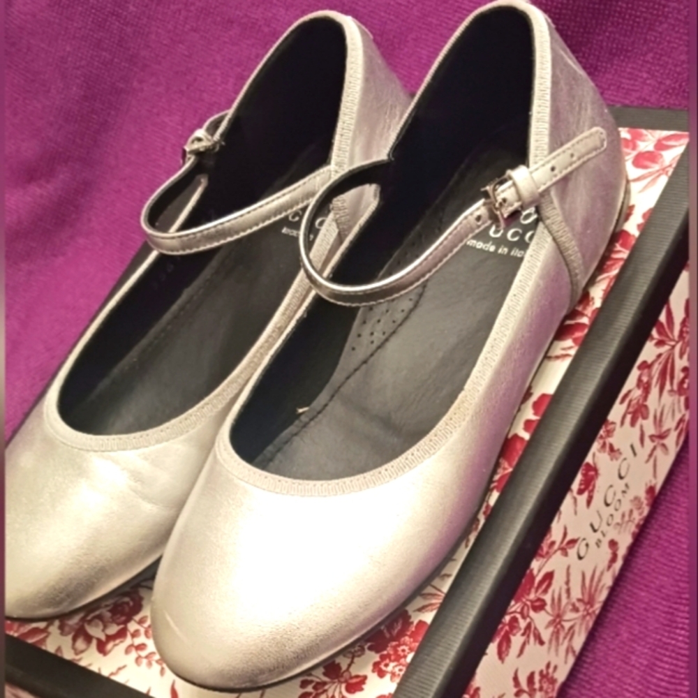 Gucci  girl's silver ballerina shoes 💞👸